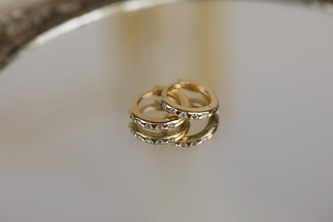 0-2ct-round-flush-setting-moissanite-diamond-huggie-hoop-earrings