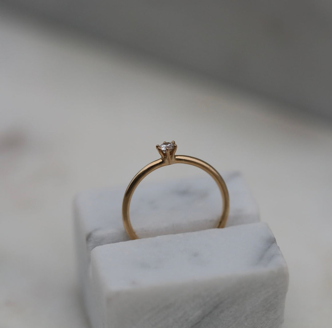 0-10-ct-round-solitaire-cvd-g-vs1-diamond-engagement-ring