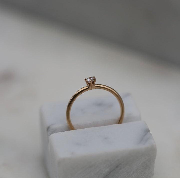0-10-ct-round-solitaire-cvd-g-vs1-diamond-engagement-ring