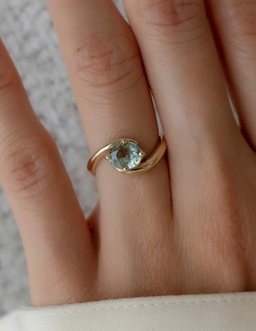 Oval cut engagement ring, Oval diamond engagement ring, Oval solitaire engagement ring, Oval halo engagement ring, Oval pave engagement ring, Oval vintage engagement ring, Oval classic engagement ring, Oval modern engagement ring, Oval three-stone engagement ring, 