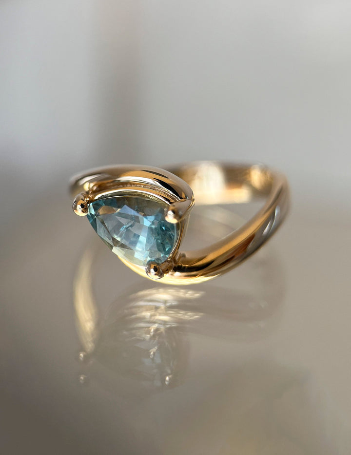 Pear traditional diamond ring, Pear contemporary diamond ring, Pear minimalist diamond ring, Pear intricate diamond ring, Pear bold diamond ring, Pear delicate diamond ring, 