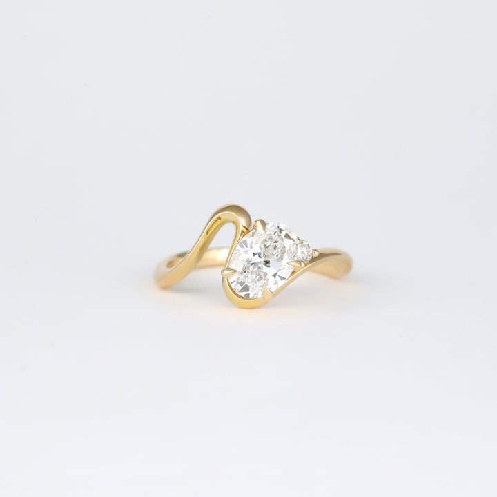 Glamorous engagement ring, Sophisticated engagement ring, Trendy engagement ring, Fashionable engagement ring, Versatile engagement ring, Ethical engagement ring, Sustainable engagement ring, Conflict-free engagement ring, 