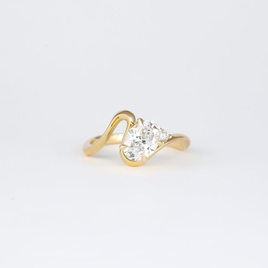 Glamorous engagement ring, Sophisticated engagement ring, Trendy engagement ring, Fashionable engagement ring, Versatile engagement ring, Ethical engagement ring, Sustainable engagement ring, Conflict-free engagement ring, 