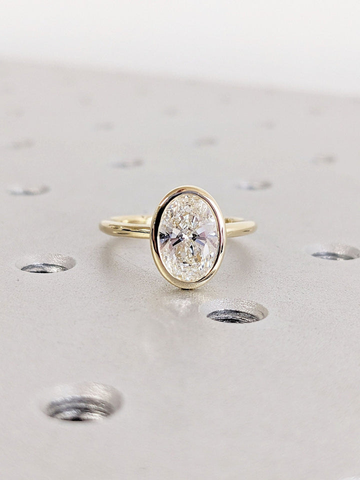 oval bezel diamond ring,