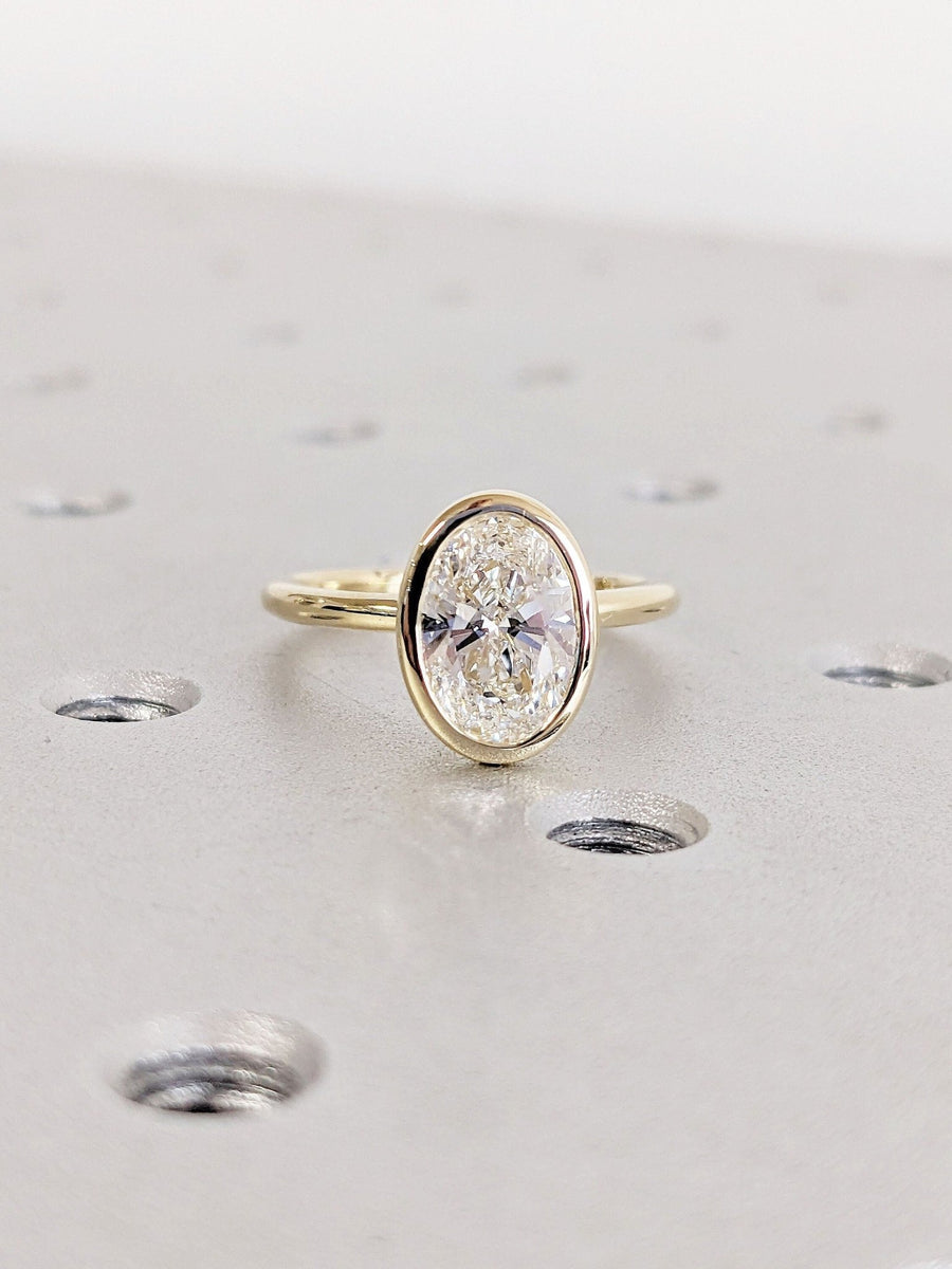 oval bezel diamond ring,