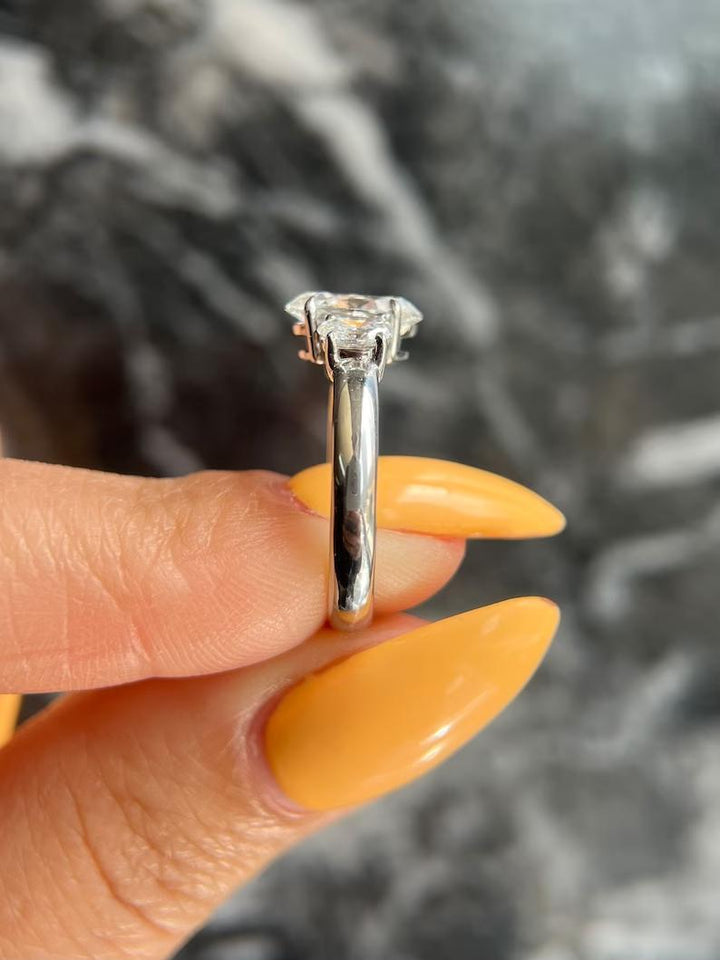 Oval elegant engagement ring, Oval glamorous engagement ring, Oval sophisticated engagement ring, Oval trendy engagement ring, Oval fashionable engagement ring, Oval ethical engagement ring, Oval sustainable engagement ring,