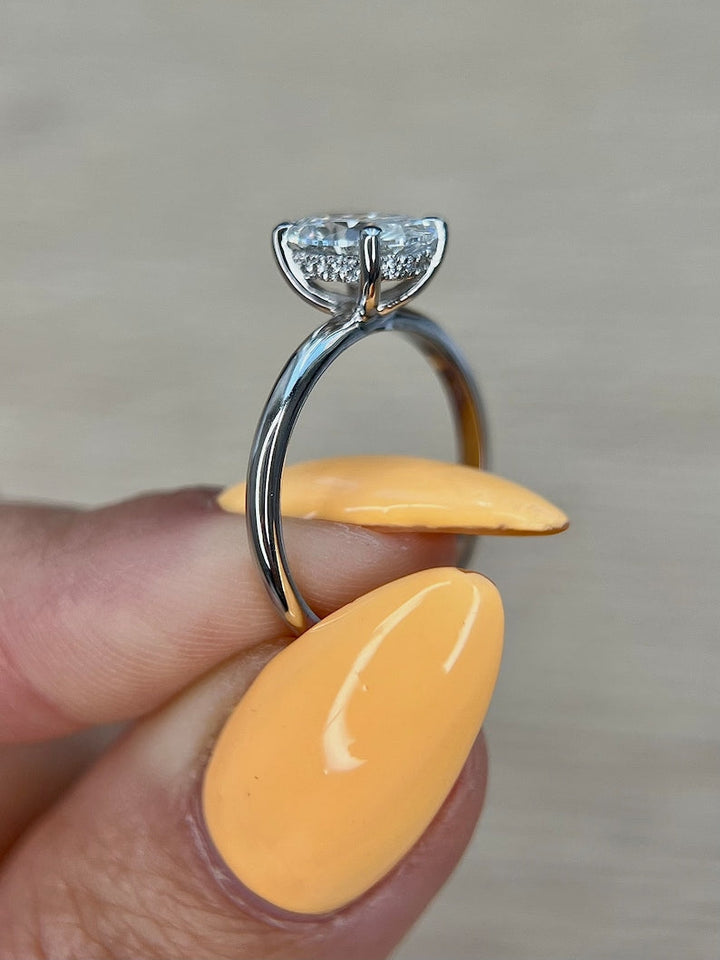 Oval certified diamond engagement ring, Oval vintage diamond engagement ring, Oval antique diamond engagement ring, Oval modern diamond engagement ring, Oval traditional diamond engagement ring, Oval brilliant cut diamond engagement ring, Oval ideal cut diamond engagement ring, Oval excellent cut diamond engagement ring, Oval very good cut diamond engagement ring, Oval fair cut diamond engagement ring, 