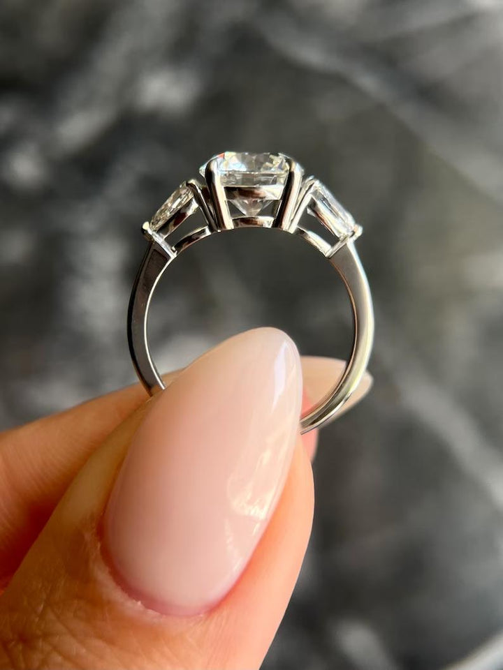 Round sophisticated engagement ring, Round trendy engagement ring, Round fashionable engagement ring, Round ethical engagement ring, Round sustainable engagement ring, Round conflict-free engagement ring, 