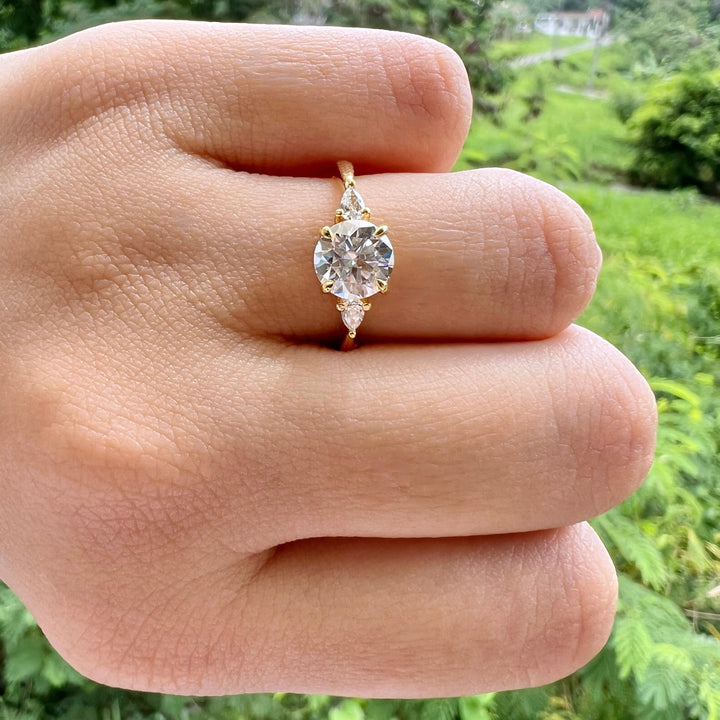 2-65-ct-round-cut-three-stone-moissanite-engagement-ring