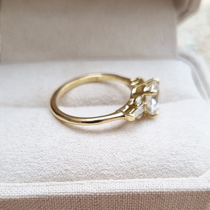 round-cut-cluster-e-vvs2-lab-grown-diamond-engagement-ring