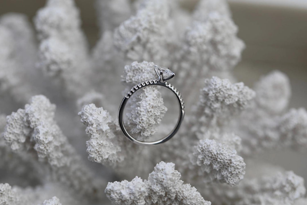 radiant-solitaire-cvd-e-vvs1-diamond-engagement-ring