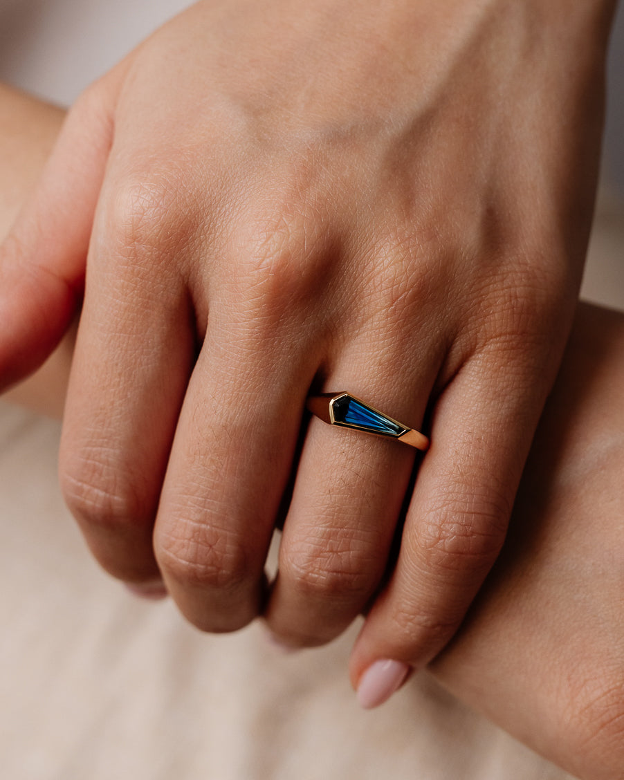 bezel setting diamond ring with accent stones, bezel set diamond ring for anniversary gift, where to buy bezel setting rings, bezel setting ring buying guide, 