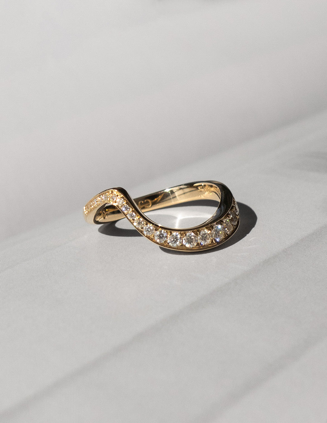 Round Diamond CVD EF/VVS Unique Curved Wedding Band For Women
