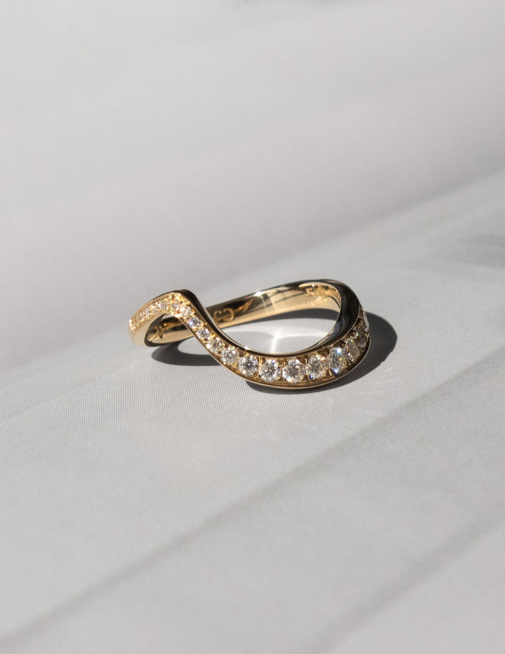 Round Diamond CVD EF/VVS Unique Curved Wedding Band For Women