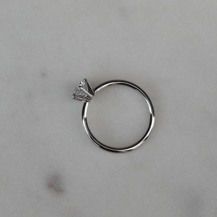 round cut diamond ring,
