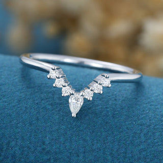 pear-round-shaped-moissanite-curved-wedding-band