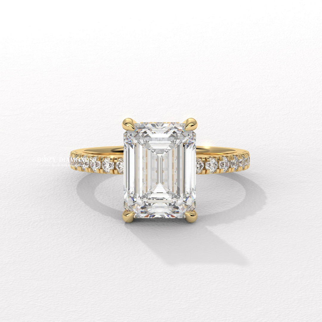 18k yellow gold oval ring
Platinum oval three side pavé
High clarity lab diamond
D-E-F color lab diamond ring