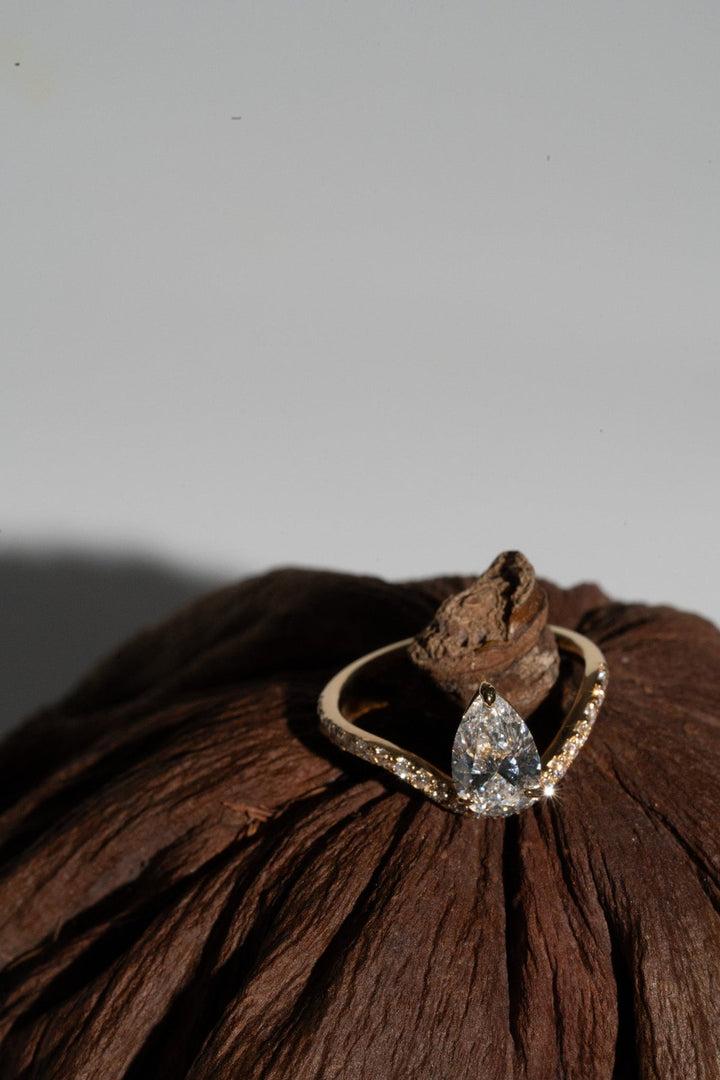 1.0CT-2.0CT Pear Cut Lab Grown Diamond Wave Engagement Ring for Her