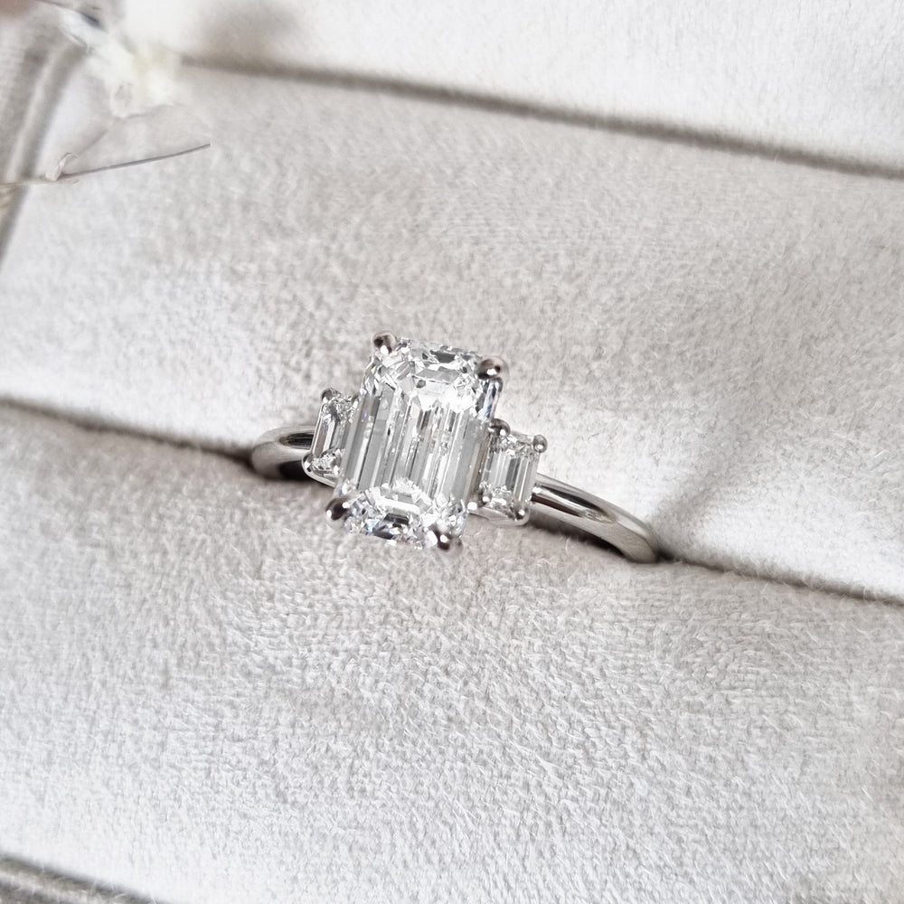 emerald-three-stone-e-vs1-lab-grown-diamond-engagement-ring