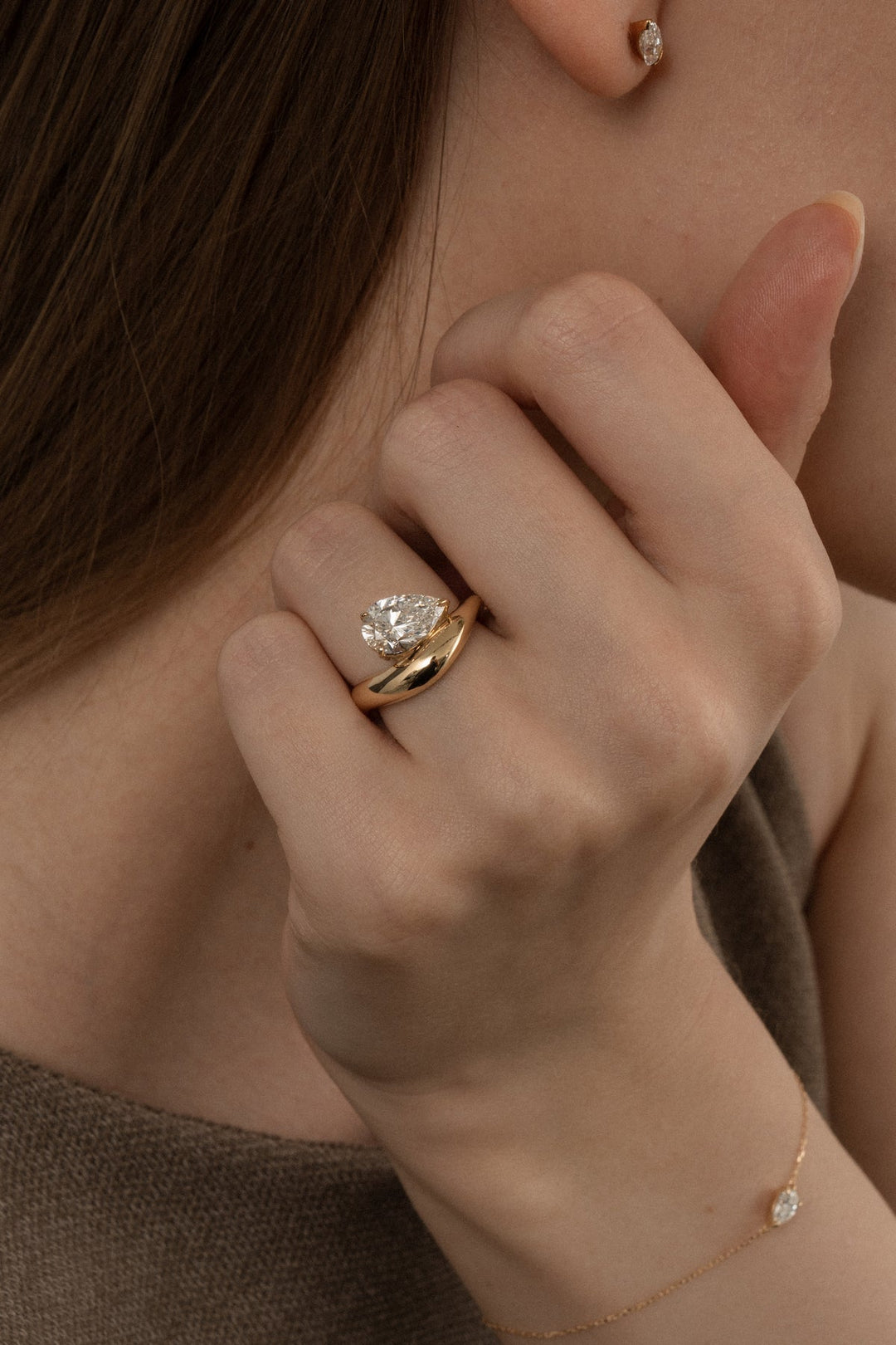 1.0CT-2.0CT Pear Cut Lab Grown Diamond Wave Dome Engagement Ring for Her