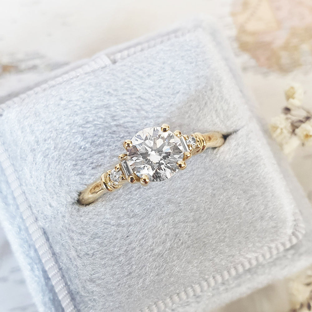 round-five-stone-d-vs1-lab-grown-diamond-engagement-ring