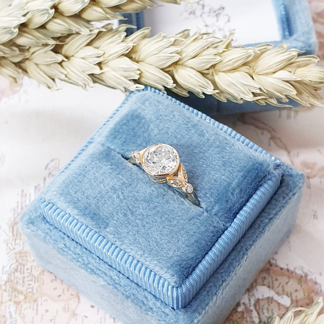 round-cut-bezel-style-f-vs2-lab-grown-diamond-engagement-ring