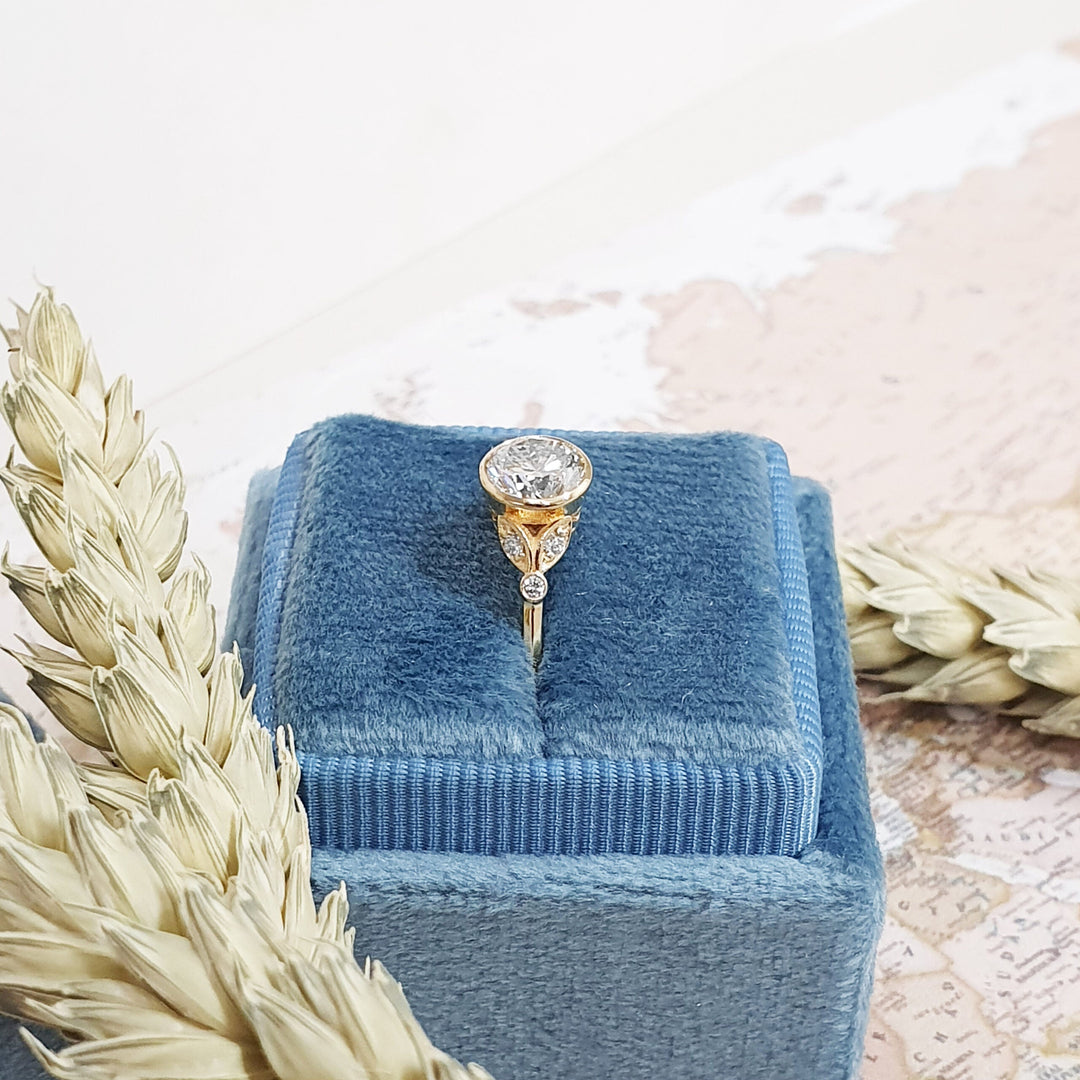 round-cut-bezel-style-f-vs2-lab-grown-diamond-engagement-ring