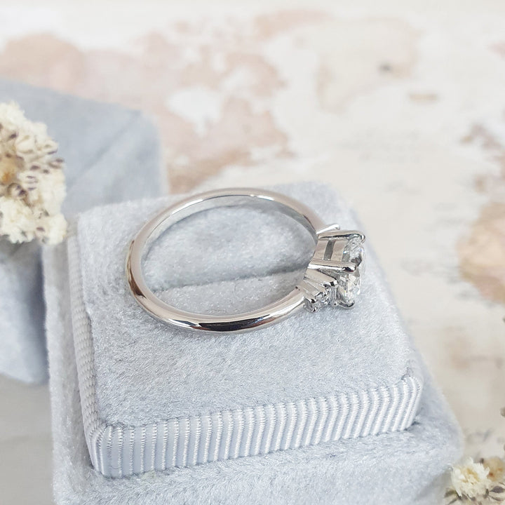round-cut-five-stone-e-vs1-lab-grown-diamond-engagement-ring