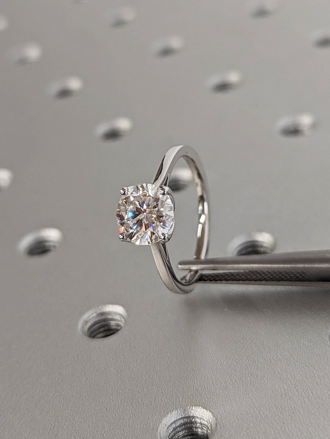 Fine jewelry round brilliant diamond engagement ring
