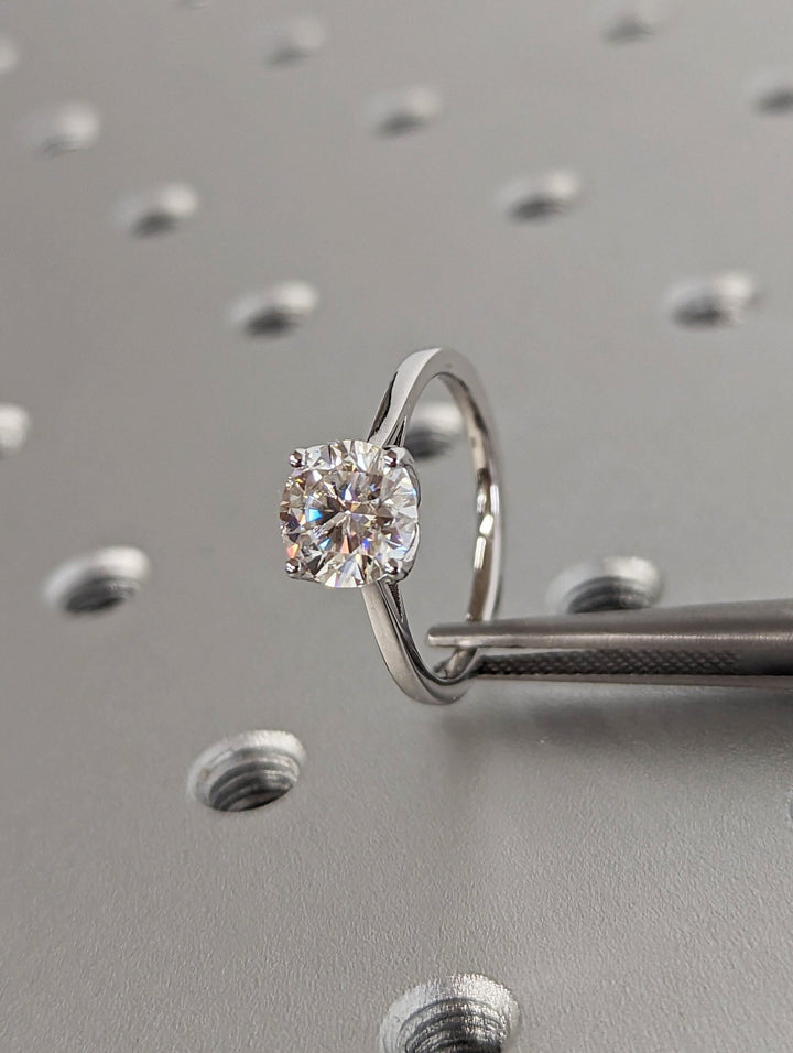 Fine jewelry round brilliant diamond engagement ring