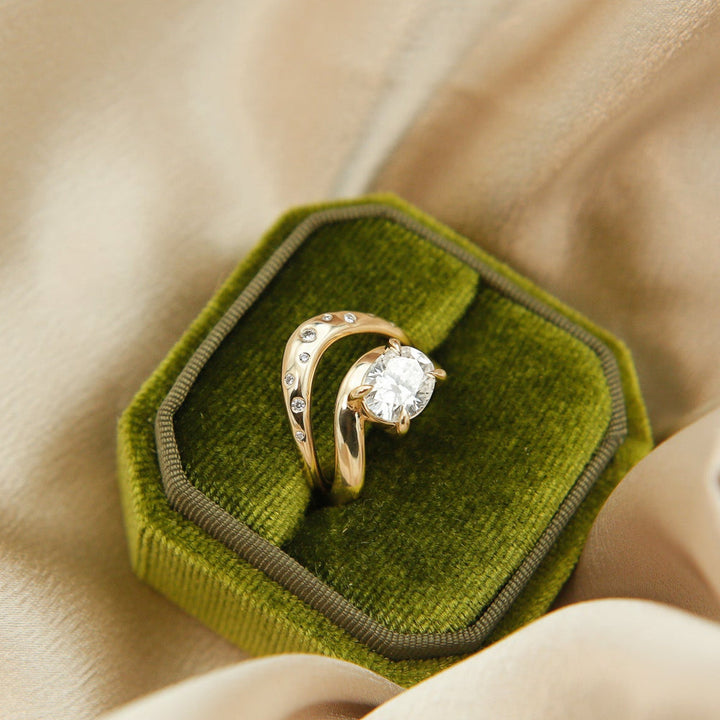 Round Diamond CVD EF/VVS Curved Wedding Band for Her