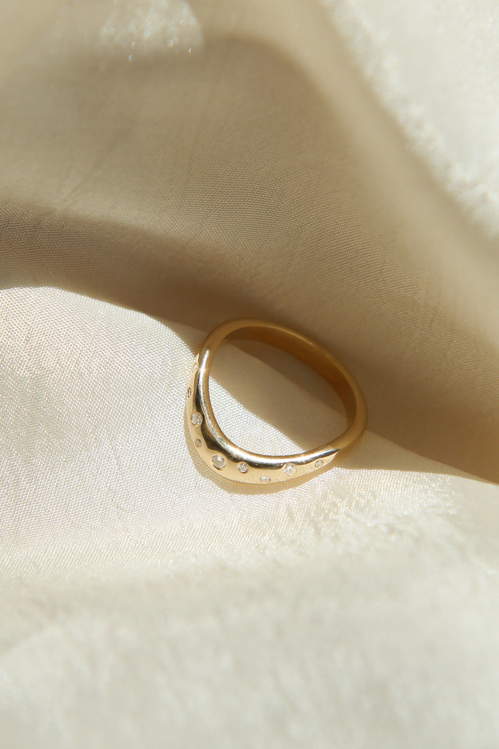 Round Diamond CVD EF/VVS Curved Wedding Band for Her