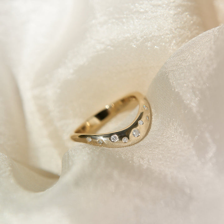 Round Diamond CVD EF/VVS Curved Wedding Band for Her