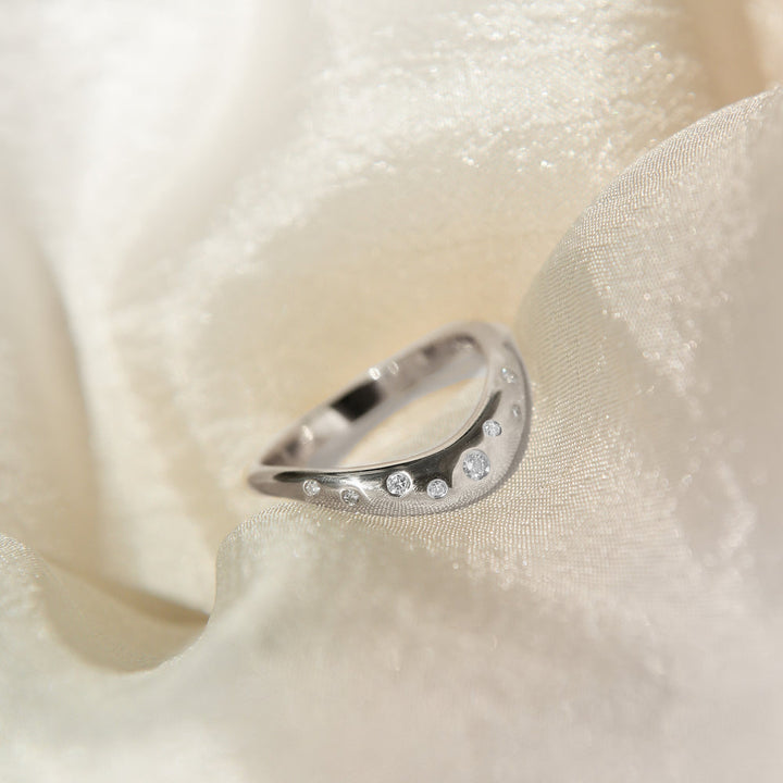 Round Diamond CVD EF/VVS Curved Wedding Band for Her