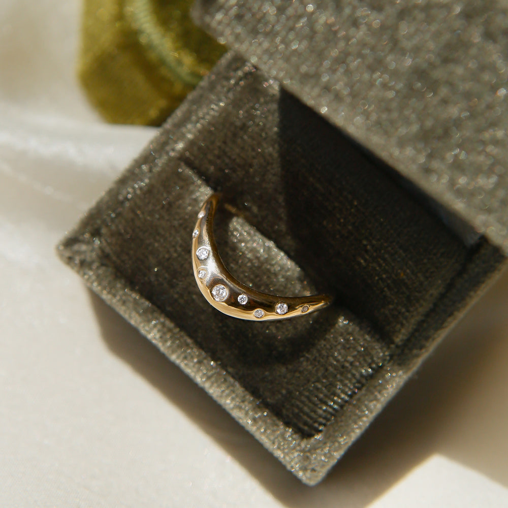 Round Diamond CVD EF/VVS Curved Wedding Band for Her
