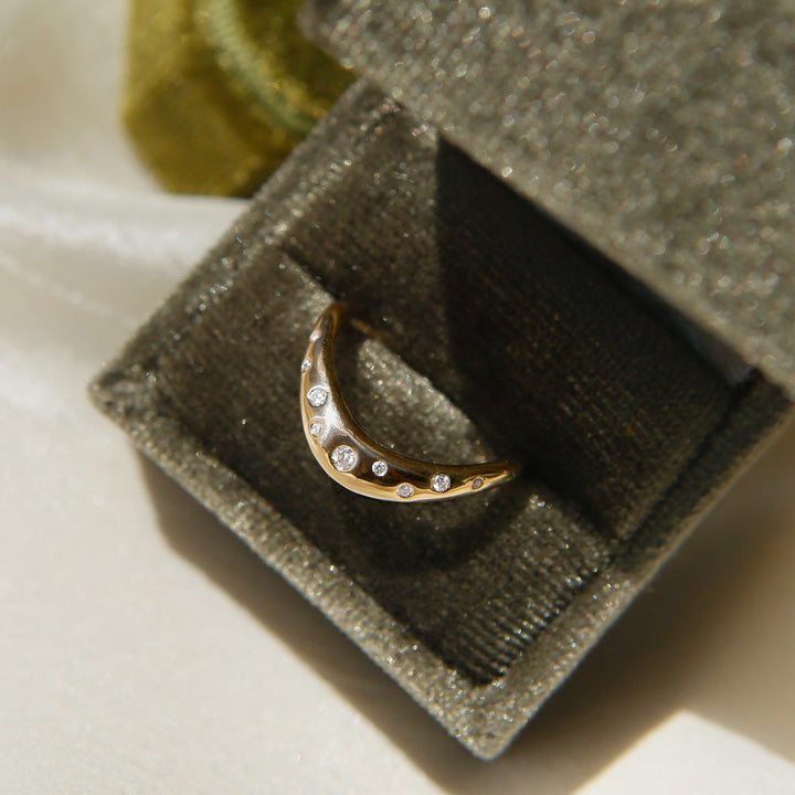 Round Diamond CVD EF/VVS Curved Wedding Band for Her