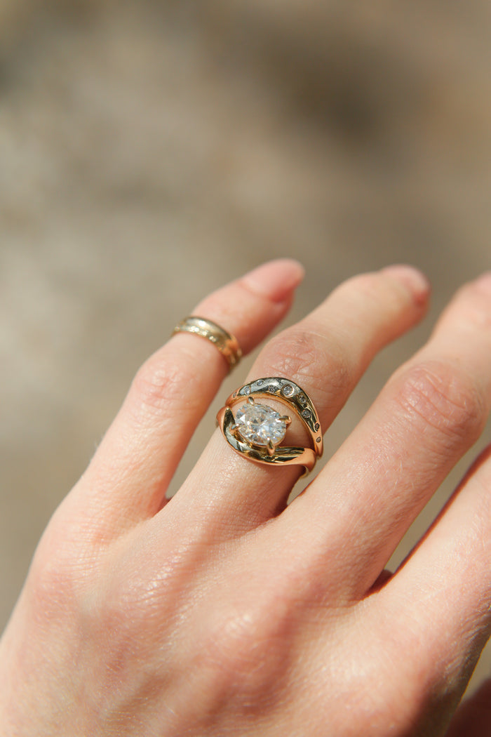 Round Diamond CVD EF/VVS Curved Wedding Band for Her