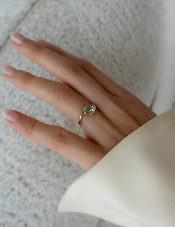 Oval intricate engagement ring, Oval delicate engagement ring, Oval timeless engagement ring, Oval elegant engagement ring, Oval glamorous engagement ring, Oval sophisticated engagement ring, Oval trendy engagement ring, 