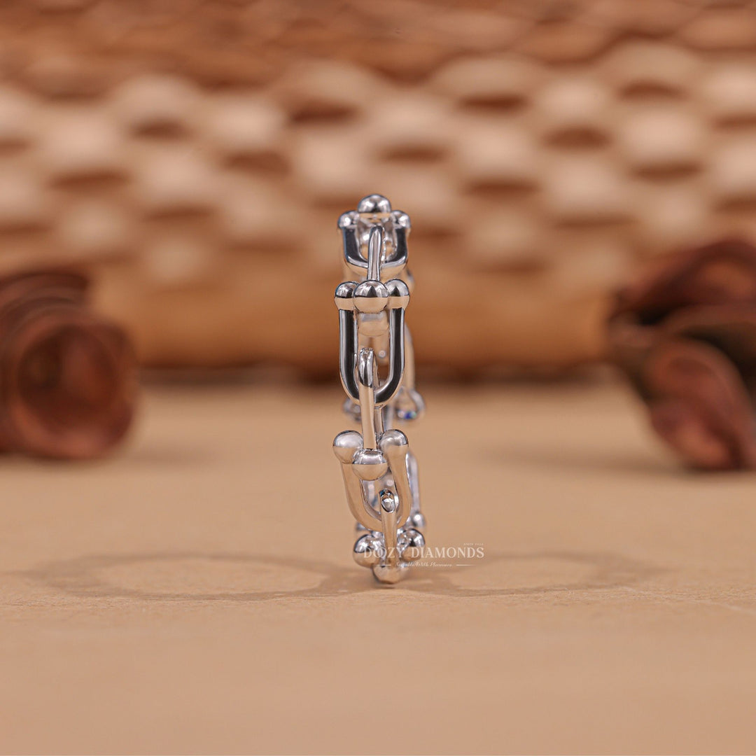 CurvedDesign
UniqueRing
JewelryTrends
ModernBride
GiftForHer