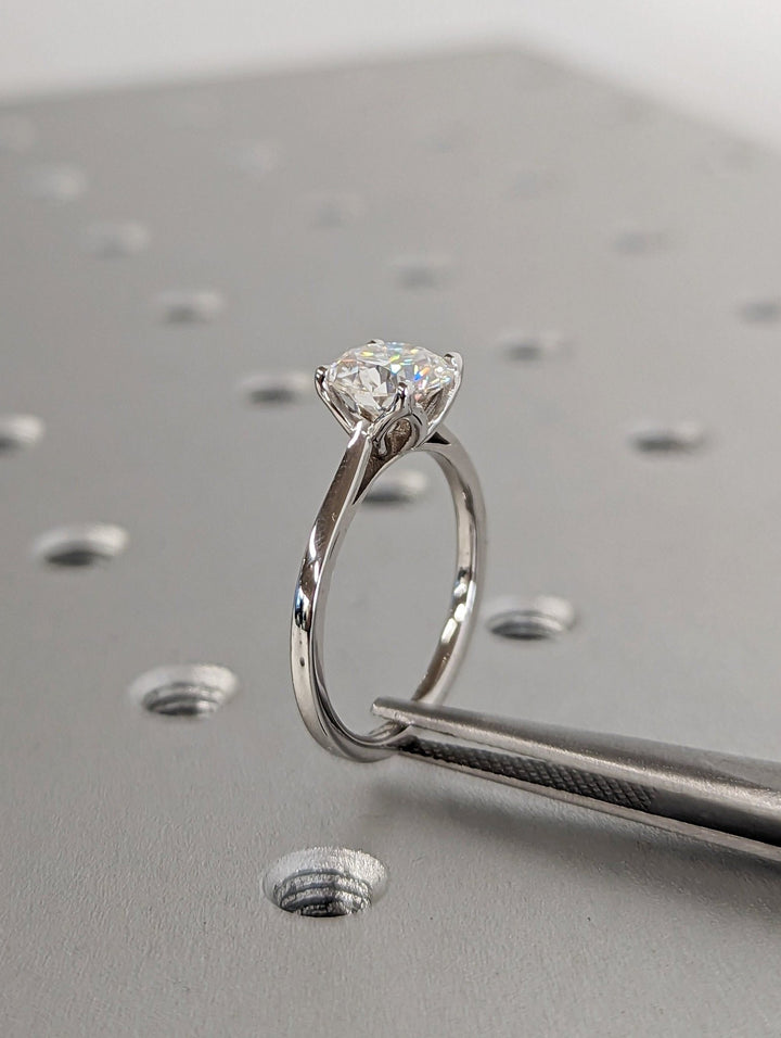 Sophisticated proposal ring with round center diamond
