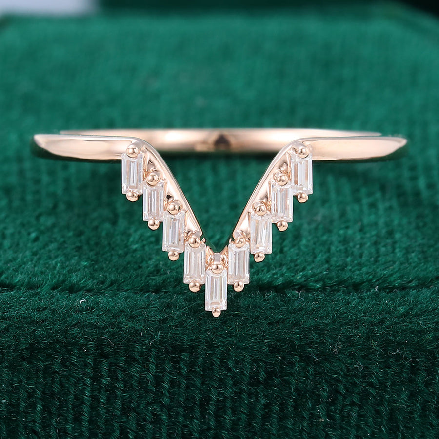baguette-moissanite-v-shaped-wedding-band