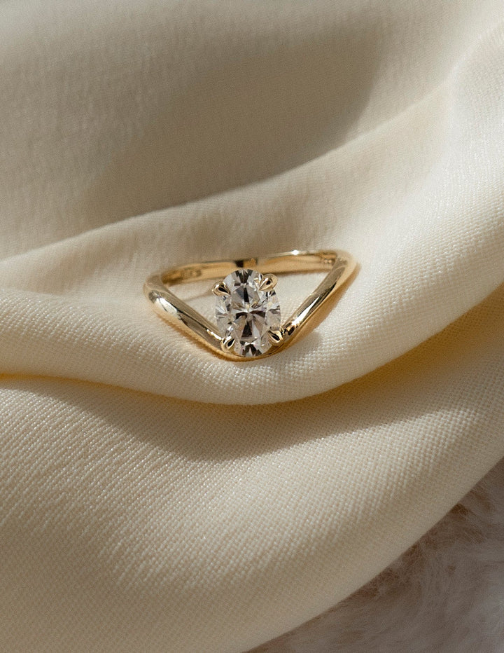 1.0CT-2.0CT Oval Cut Lab Grown Diamond Curved Engagement Ring for Women