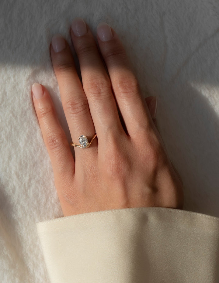 1.0CT-2.0CT Oval Cut Lab Grown Diamond Curved Engagement Ring for Women