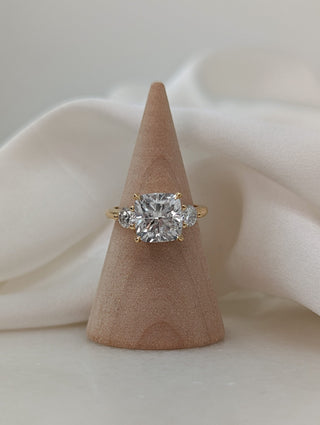 cushion-f-vs1-diamond-3-stones-engagement-ring