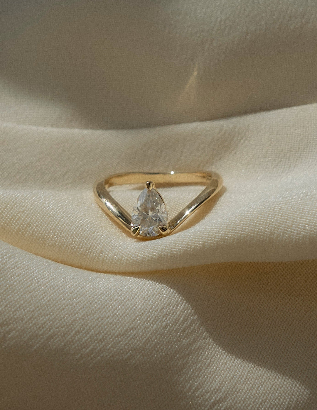 1.0CT-2.0CT Pear Cut Lab Grown Diamond Curved Engagement Ring