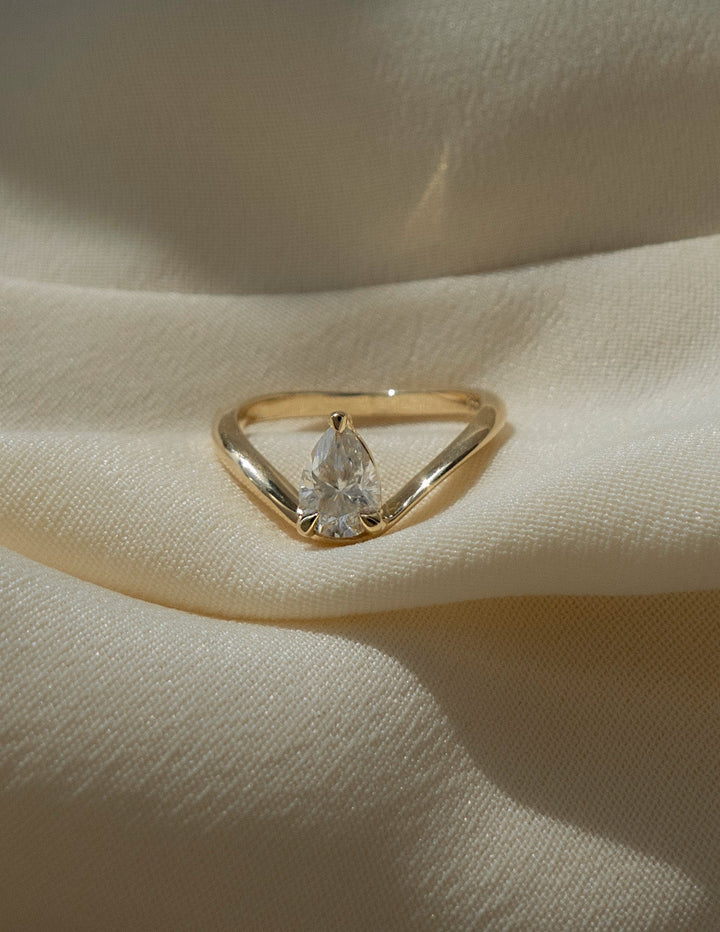 1.0CT-2.0CT Pear Cut Lab Grown Diamond Curved Engagement Ring