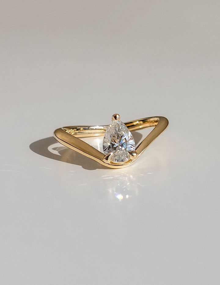1.0CT-2.0CT Pear Cut Lab Grown Diamond Curved Engagement Ring
