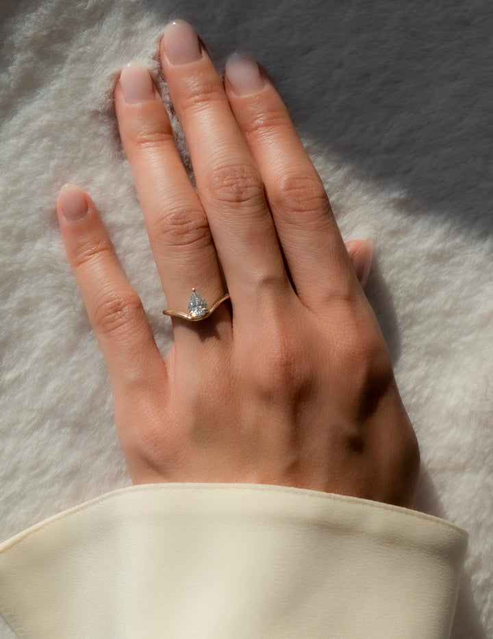 1.0CT-2.0CT Pear Cut Lab Grown Diamond Curved Engagement Ring