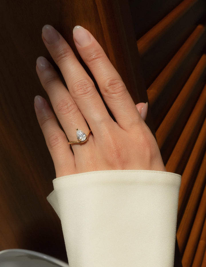 1.0CT-2.0CT Pear Cut Lab Grown Diamond Curved Engagement Ring