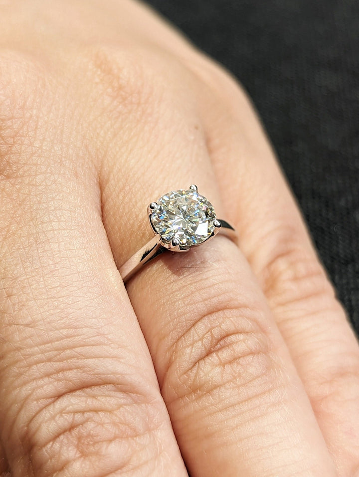 Timeless solitaire ring featuring round brilliant diamond